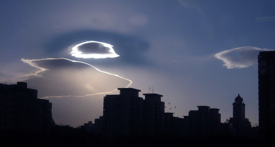 北京天空出现状如飞碟奇怪云朵