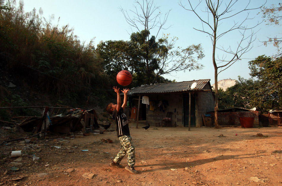 图片特刊:广西6岁艾滋孤儿独自生活