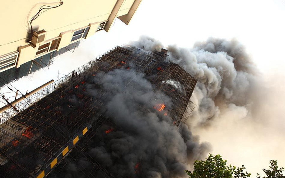 上海市区一高住宅楼起大火