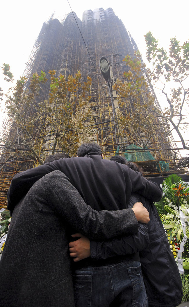 11月21日,遇难者家属在悼念现场悼念遇难亲人.