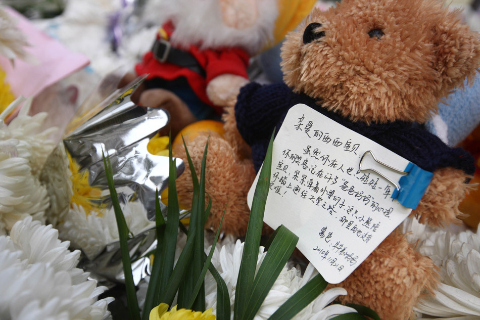 一张卡片寄托了网友对一名遇难孩子的哀思