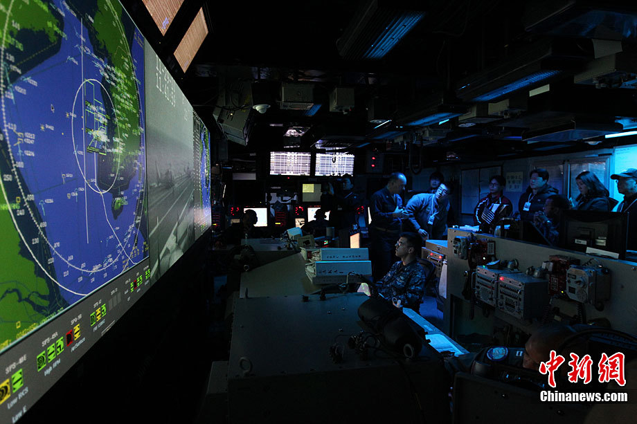 美军中朝代表登上美航母观察军事表演