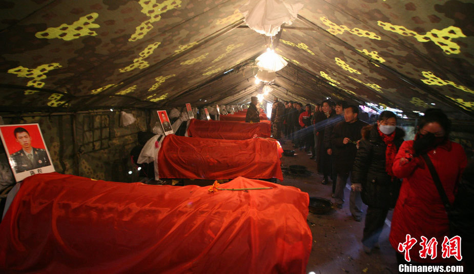 名战士的棺椁抵达康定,当地在康定体育馆设立灵堂供民众开展悼念活动