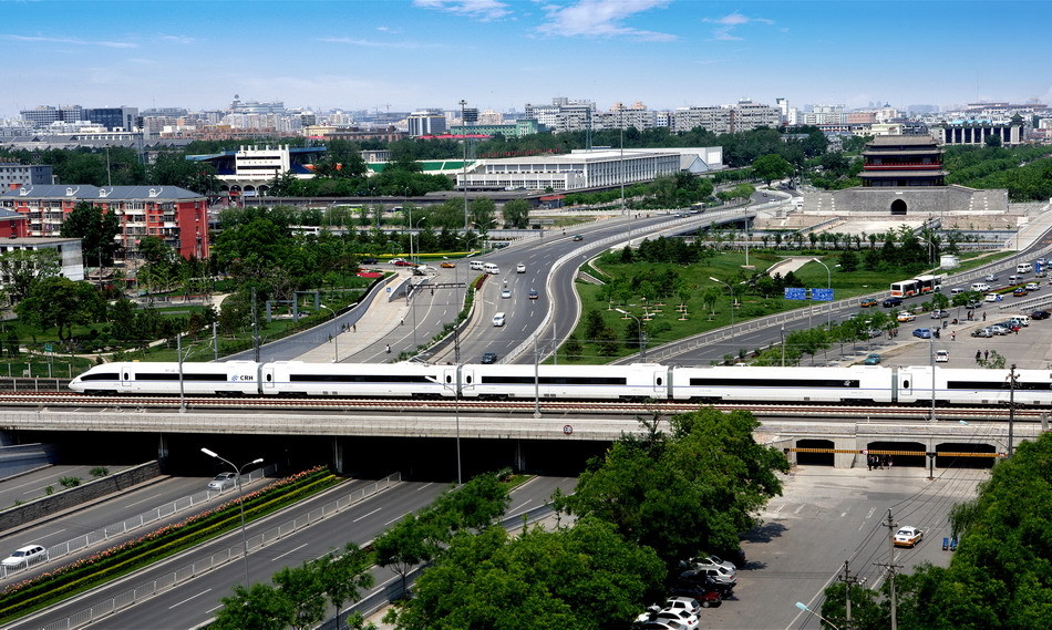 京津城际铁路试验列车驶过北京永定门桥