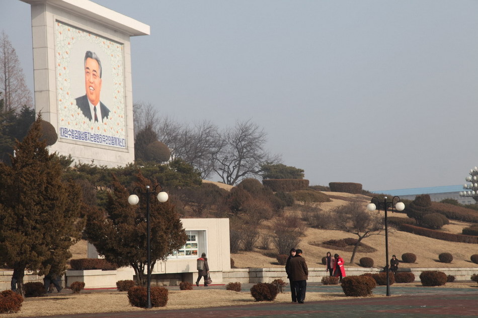 12月20日拍摄的朝鲜平壤街头的市民