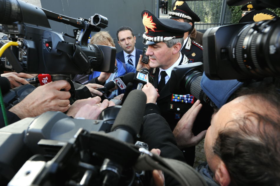 12月23日,一名意大利宪兵队军官在位于罗马的瑞士驻意大利使馆门前向