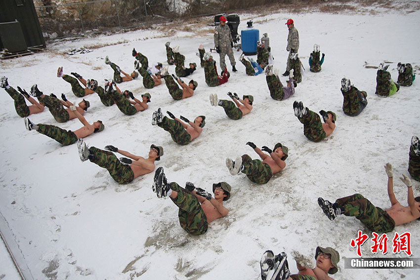 中小学生赤膊在雪地中军训