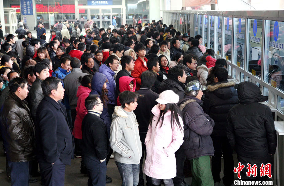 图为1月9日,旅客在南京火车站临时售票窗口排队购票.