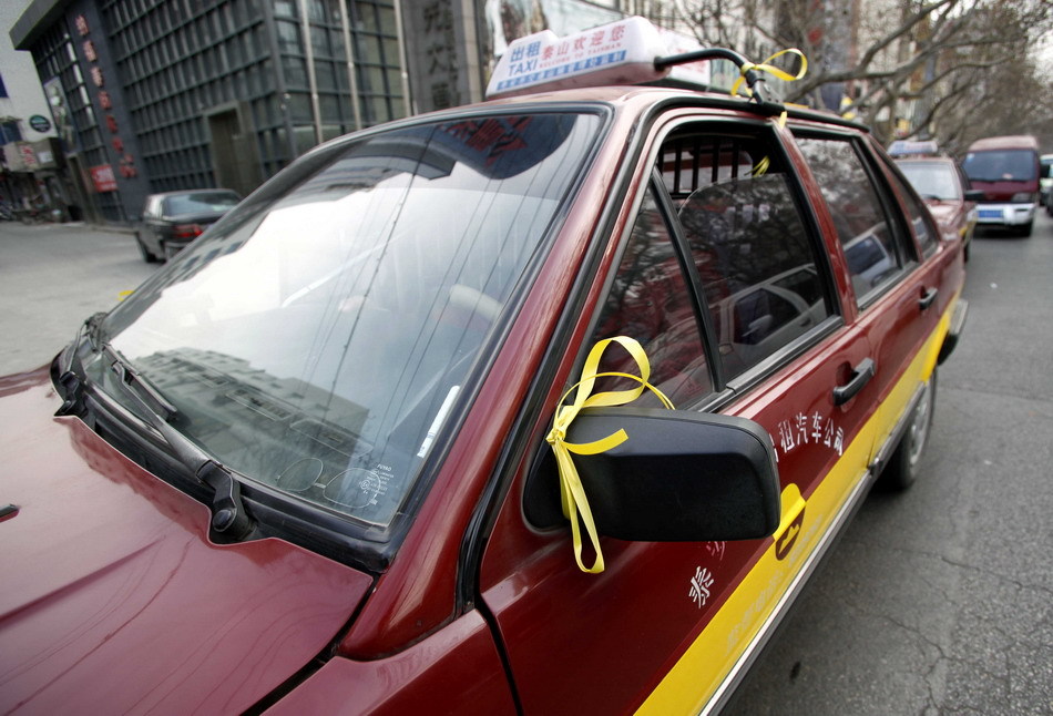 泰安市出租车司机悬挂黄丝带悼念牺牲民警