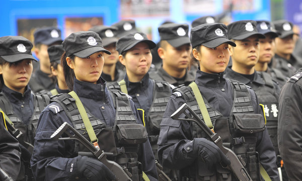 成都首支女子特警队亮相展示警用装备_高清图集_新浪网