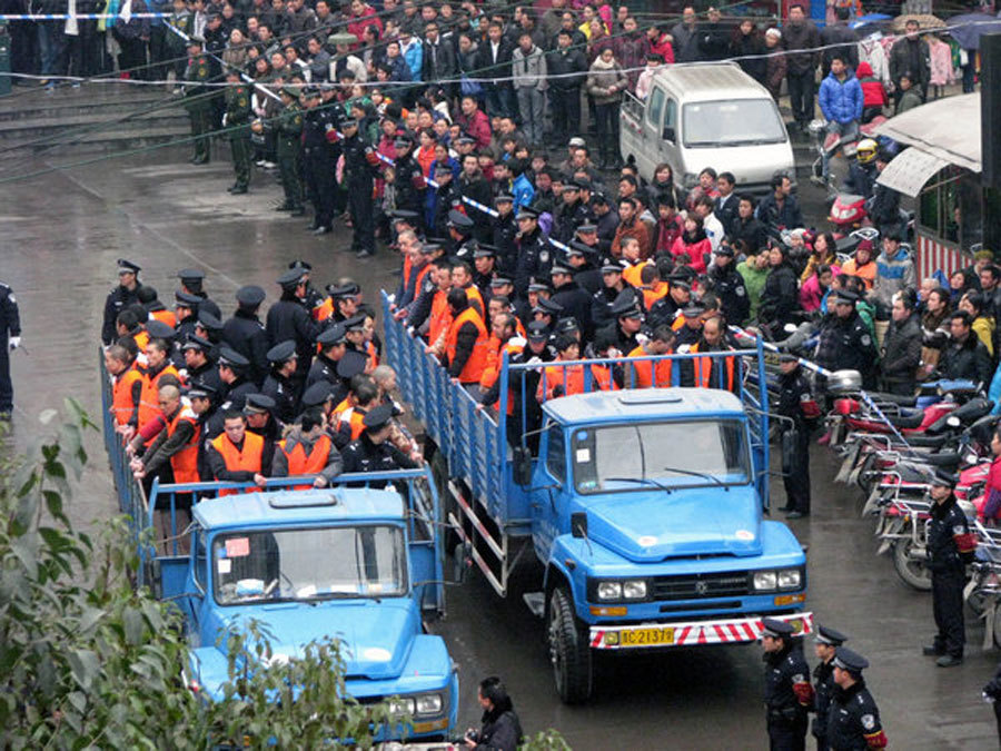 16 09:23:01 1 / 5 2011年1月14日,贵州省桐梓县公安局举行"冬季严打"