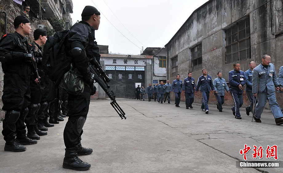 一同搬迁的还有1000多名服刑人员,在数百名公安,武警的安保下,两小时
