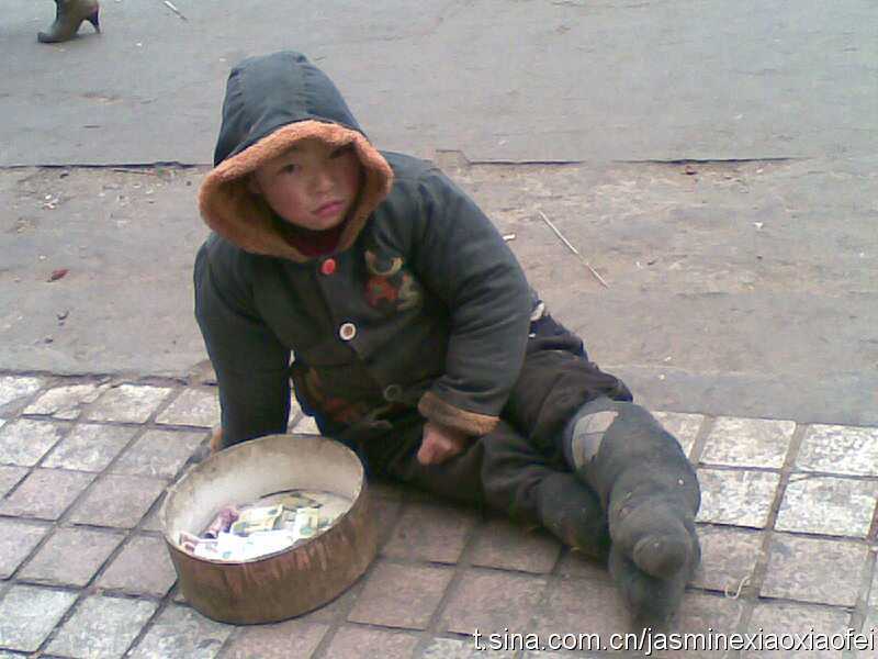 各地网友拍摄乞讨儿童照片上传至微博