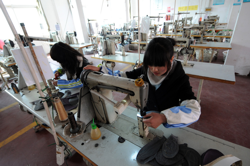 这家鞋厂去年有200多名工人,今年春节后至今工人总量约为去年的60%,针