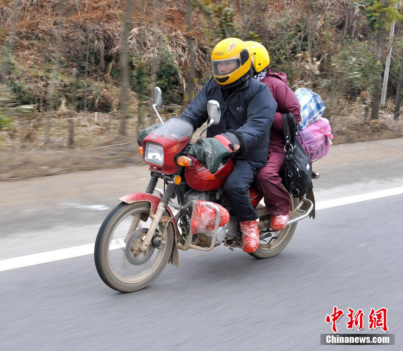 江西农民工骑摩托车千里返城务工