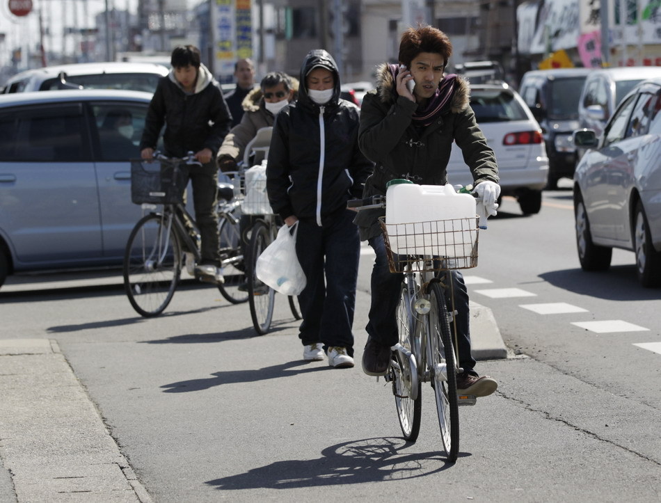 日本福岛郡山居民排队领取饮用水