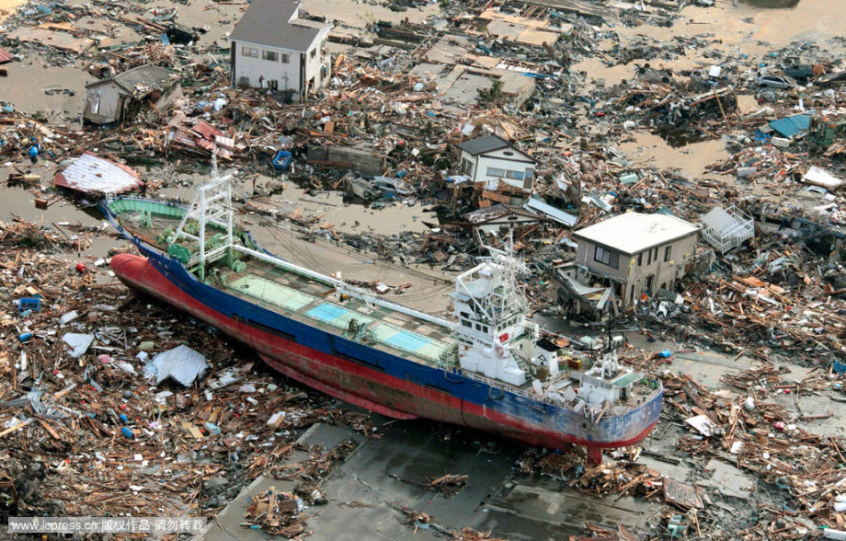 当地时间2011年3月12日,日本宫城,一艘轮船被海啸冲到陆地上.