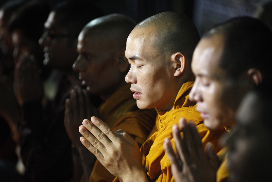 孟买的佛教僧人为在日本地震遇难者诵经祈祷