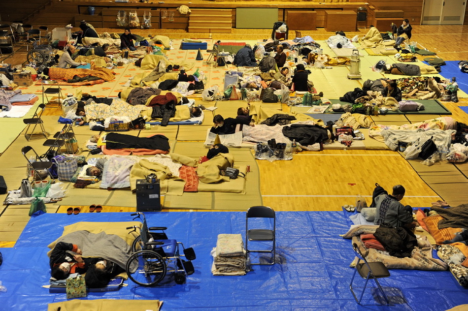 日本灾区避难所内灾民生活_高清图集_新浪网