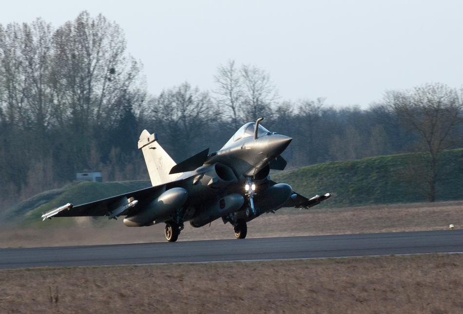 一架法军阵风f2型战机赴利比亚执行任务后降落