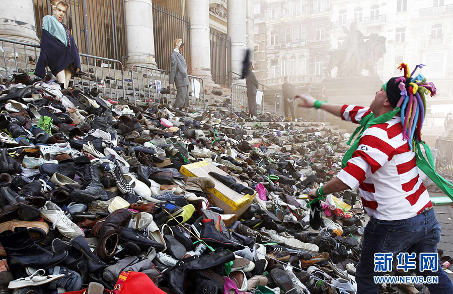 比利时抗议者扔鞋控诉工作协议纠纷