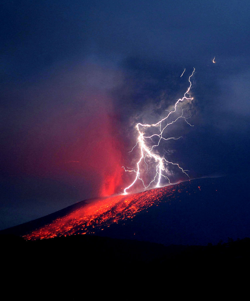 日本新燃岳火山再次喷发伴随闪电