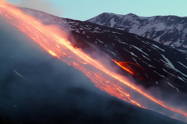 意大利埃特纳火山喷发 熔岩倾泻