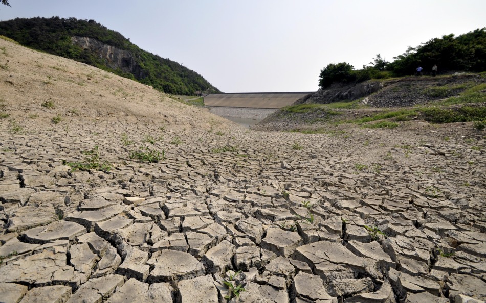 舟山市普陀区虾峙镇的虾峙水库干涸见底
