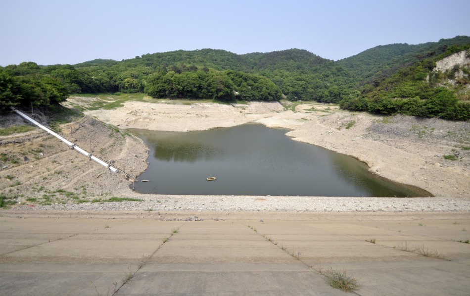 舟山市普陀区虾峙镇的虾峙水库干涸见底