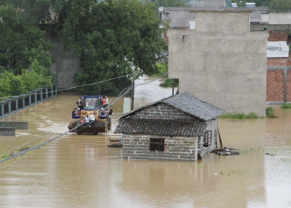 江西修水转移洪水中被困人员