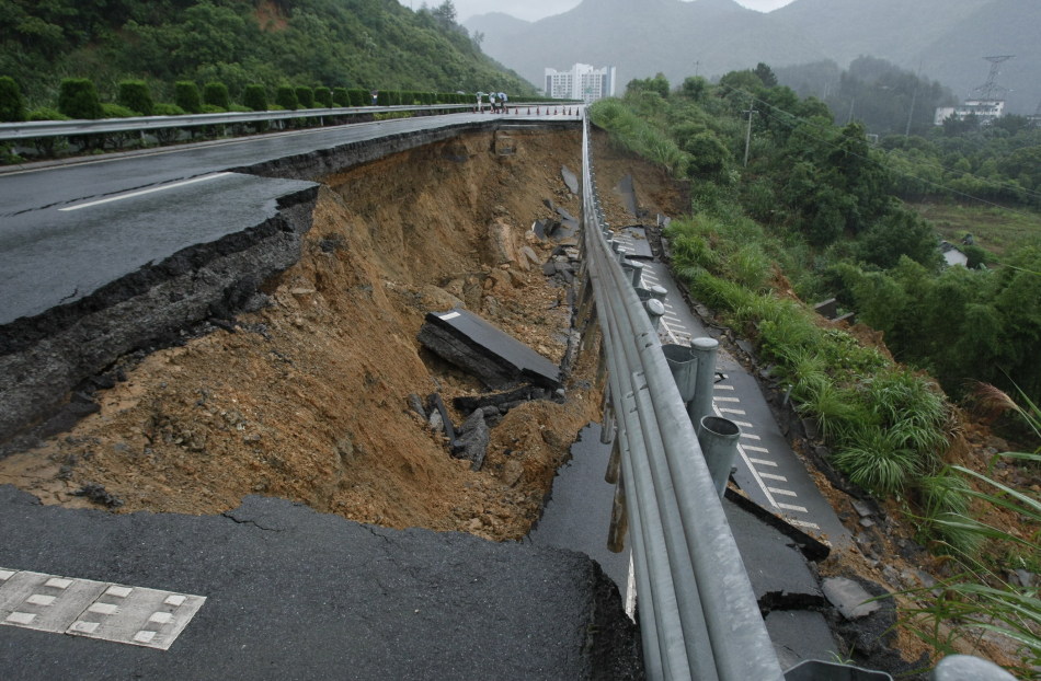 浙江杭新景高速因暴雨大面积塌方