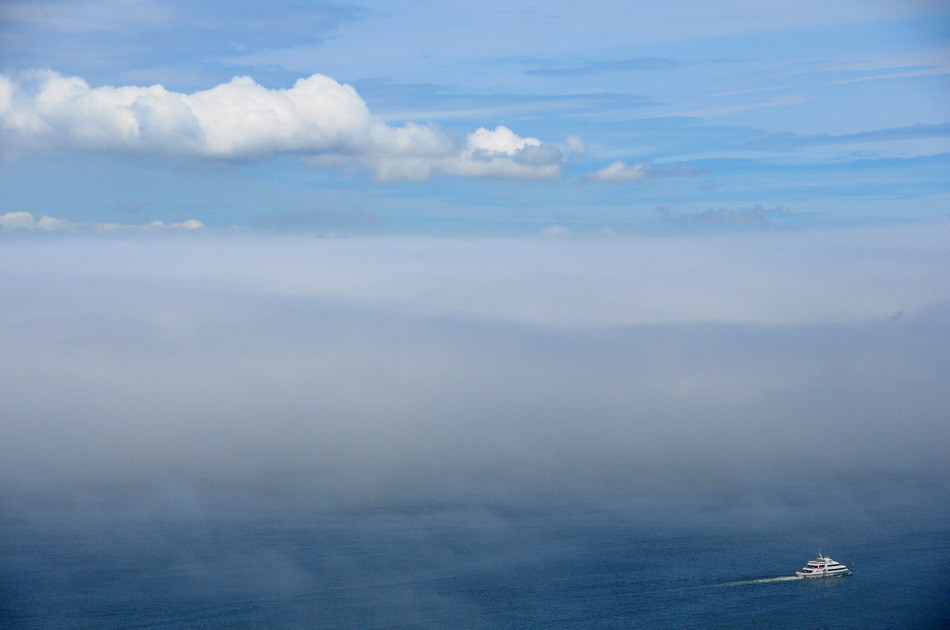 大连海面出现平流雾 建筑物时隐时现