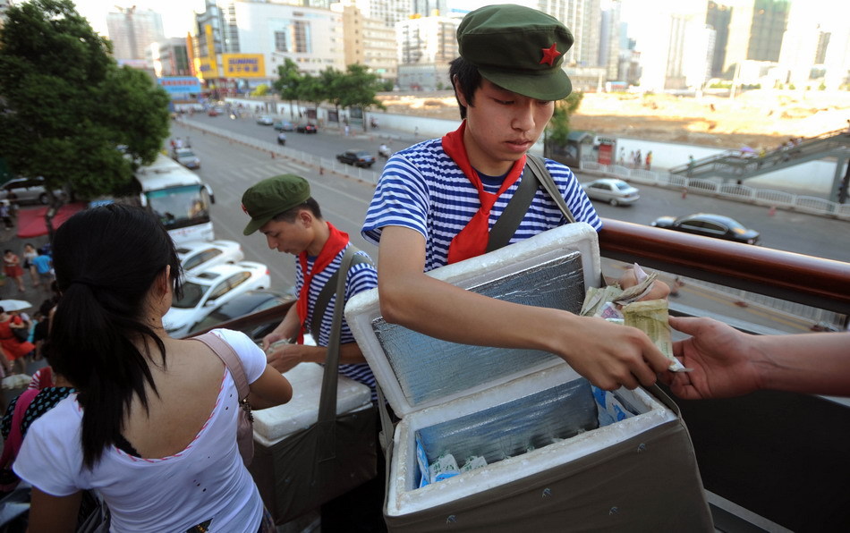 徐山和赵明明在长沙街头一座过街天桥上卖冰棒