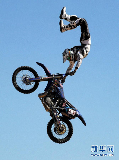 南非举办自由式摩托车越野特技表演赛