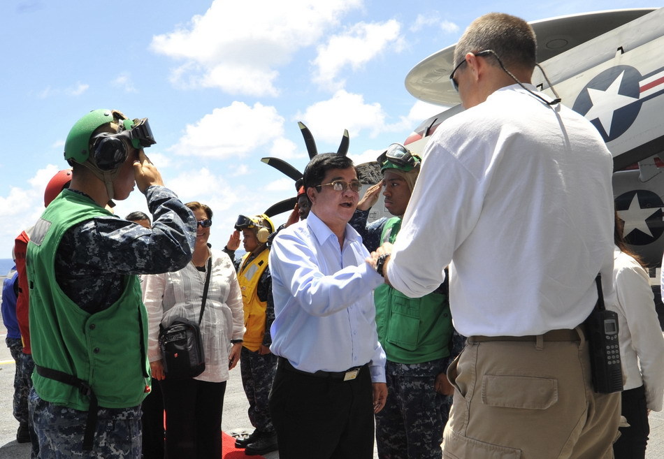 越南官员登上美国核航母照片公布