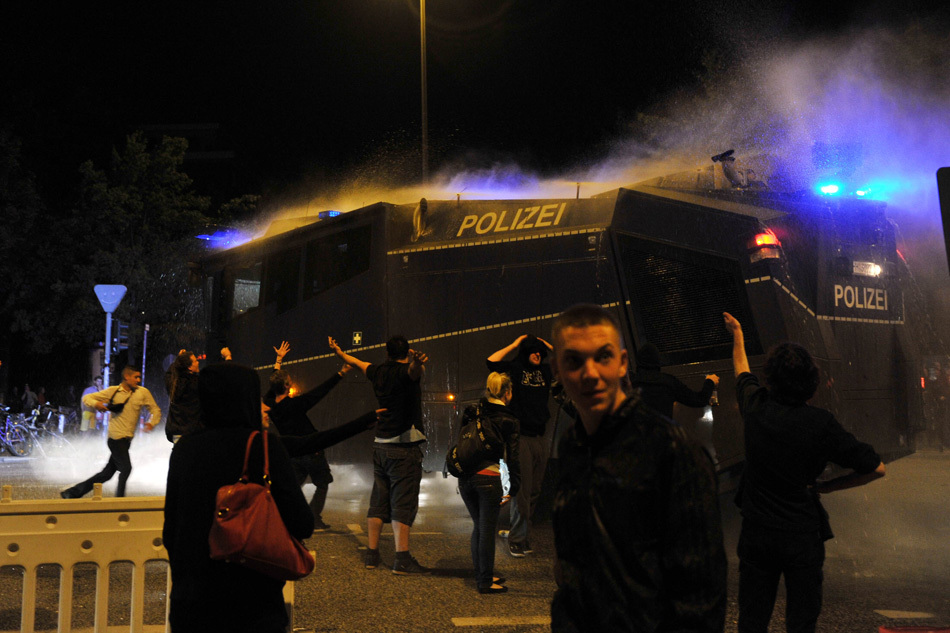 警方出动喷水车驱散人群