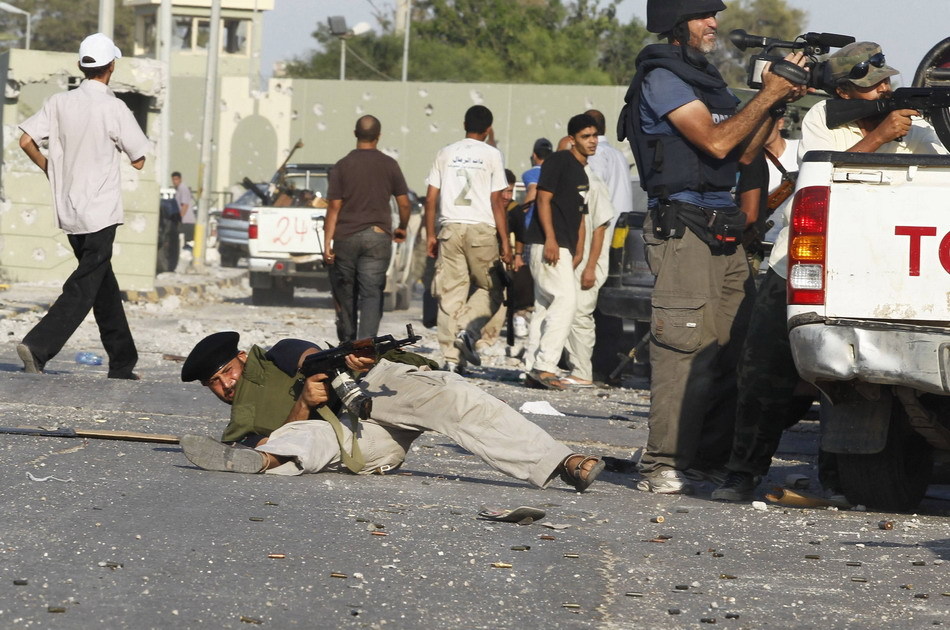 利比亚反对派占领阿齐齐亚兵营