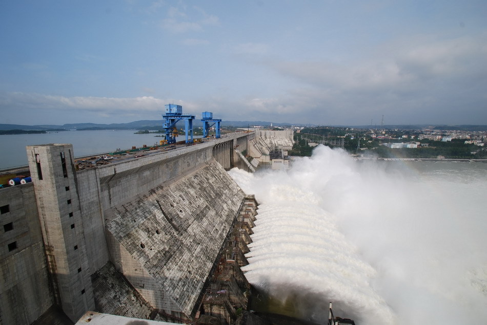 丹江口大坝开闸泄洪迎战今年最大洪峰