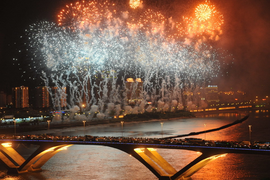 海峡都市报2011年终图片展_高清图集_新浪网