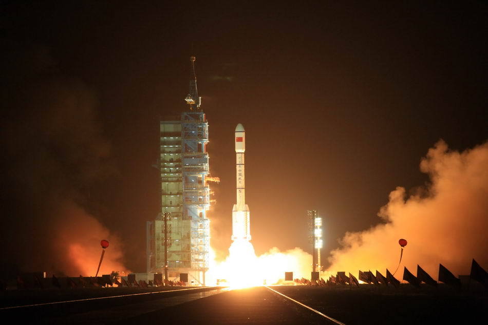 21:32:42 1 / 4 9月29日,中国在酒泉卫星发射中心用长征二号f运载火箭
