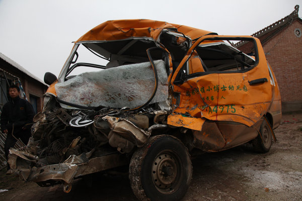 1/ 62011年11月17日,甘肃正宁县榆林子镇,"11-16"校车事故现场.