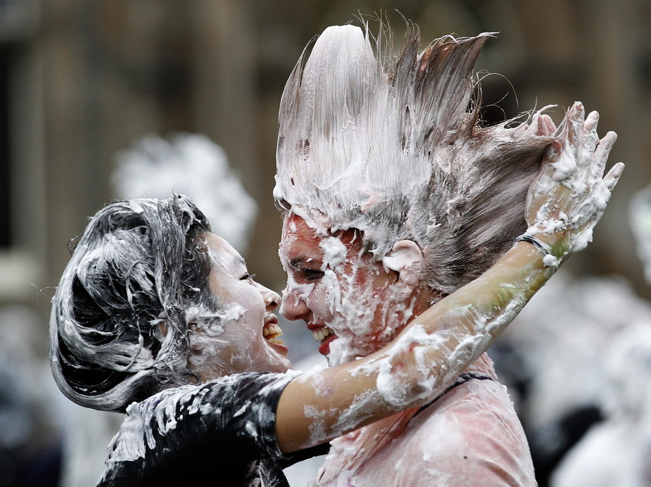 英国大学生参加泡沫大战