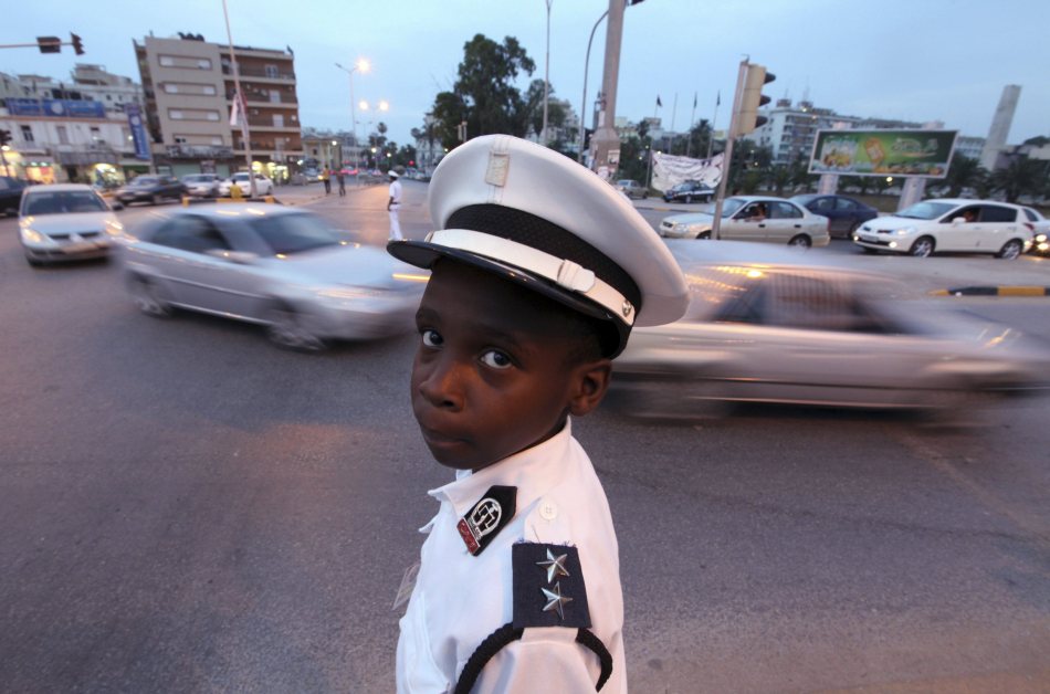 自从国家开始出现政治冲突,交警日益不足,童子军自愿参加此次活动.