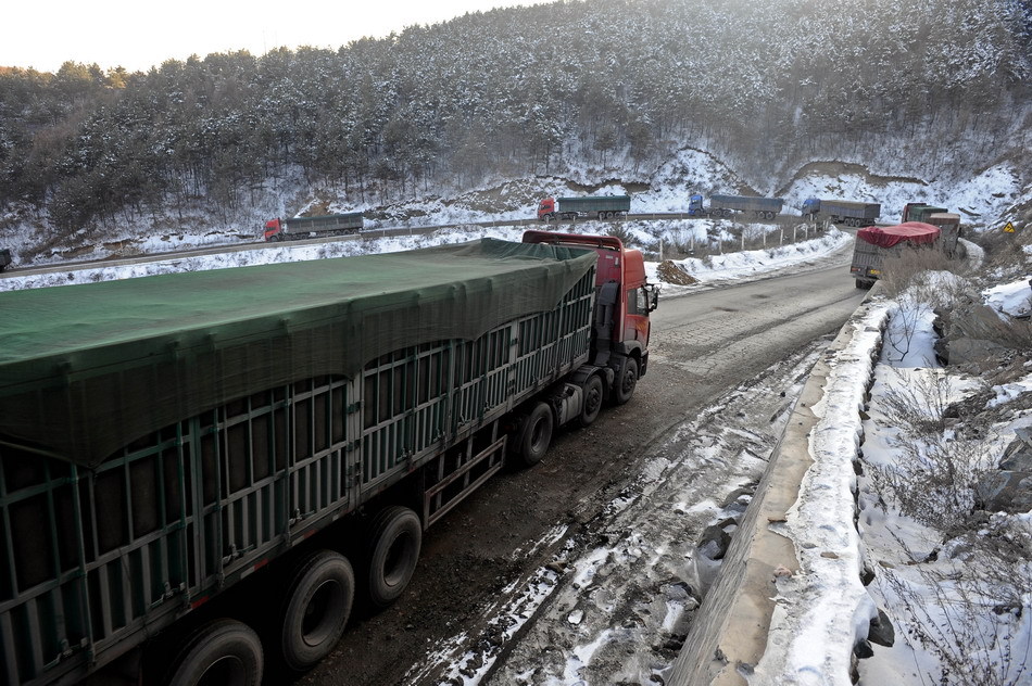 山西降雪致运煤车拥堵排数公里长龙_高清图集_新浪网