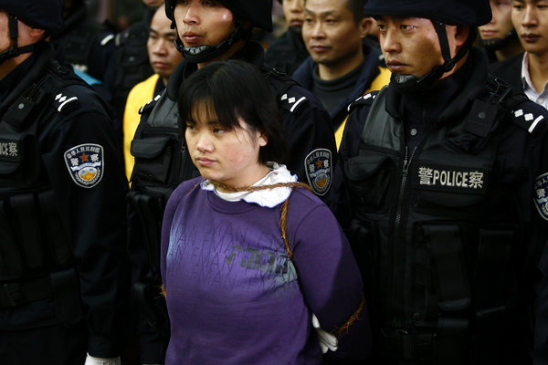 昆明黑老大及其情妇被执行死刑_高清图集_新浪网