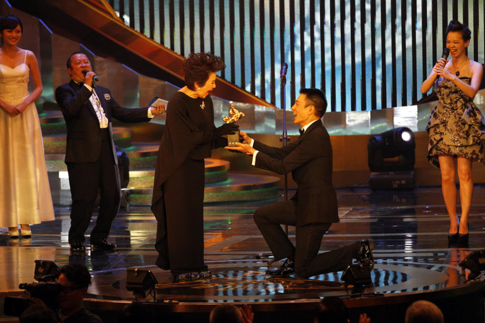 刘德华跪颁影后