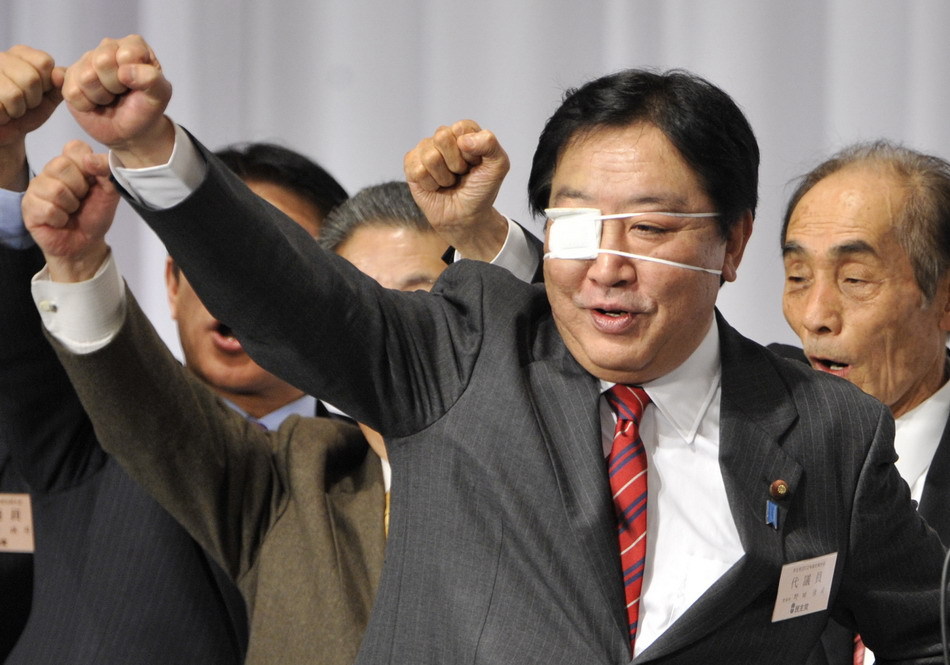 日本首相野田佳彦深夜撞伤成"独眼龙"_高清图集_新浪网