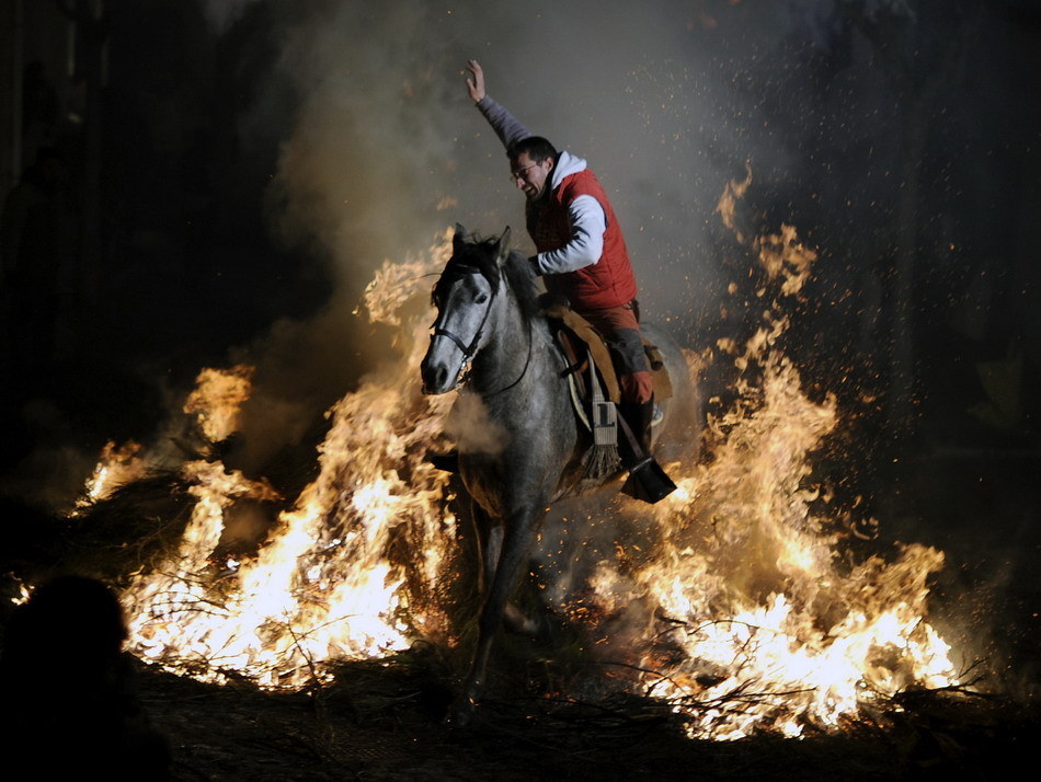 西班牙圣安东尼节勇士骑马穿越烈焰