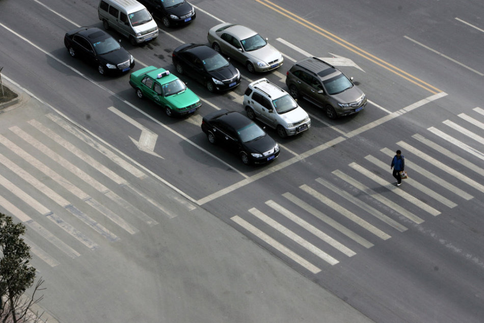 咸阳现错位斑马线 行人拐弯过马路