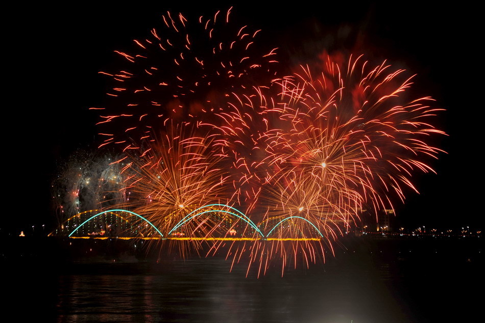 全国多地燃放烟花庆祝元宵节_高清图集_新浪网